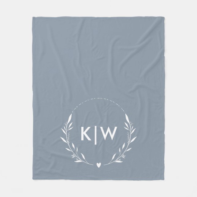 Dusty Blue och Vit | Moderna Initialer Monogram Fleecefilt (Framsidan)