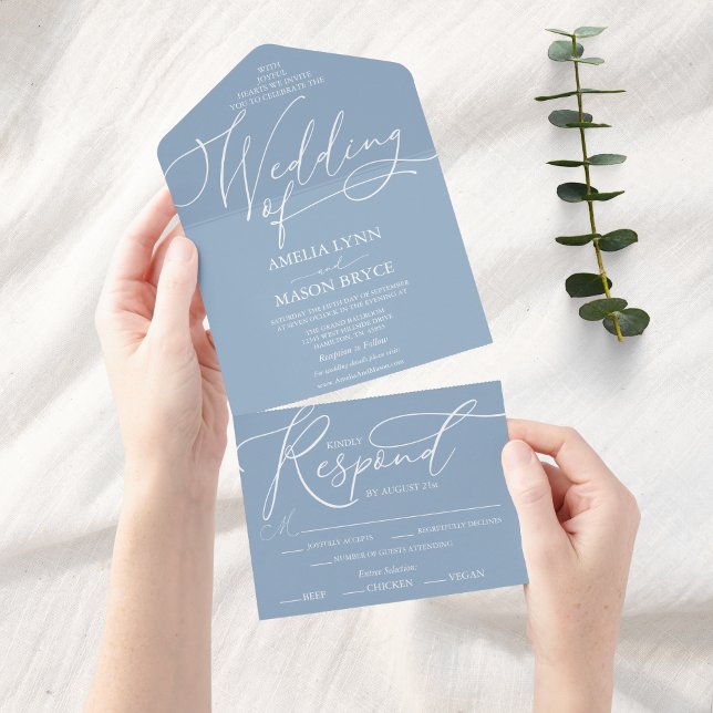 Dusty Blue och White Calligraphy Script Bröllop (Dusty Blue Elegant Script Wedding Invitation All in One)