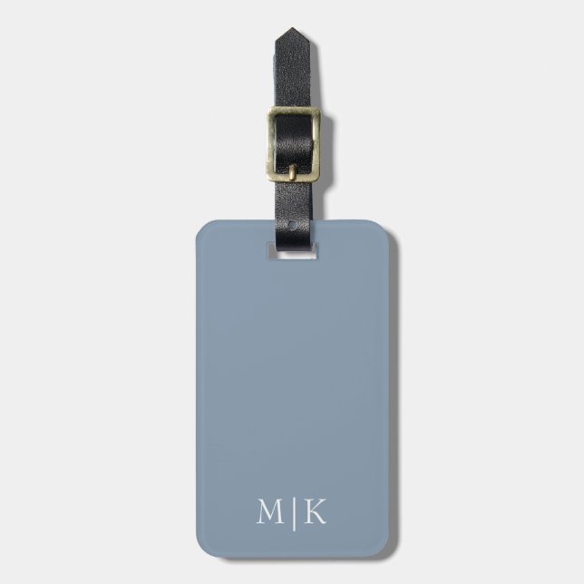 Dusty Blue och White | Modern monogram Bagagebricka (Vertikal Framsida)