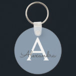 Dusty Blue och White Monogrammed Nyckelring<br><div class="desc">Nyckelkedja för Dusty Blue and White Elegant. Dessa nyckelkedjor kan anpassas så att de omfattar ditt första och första namn och är en perfekt-,  bachelorette-möhippa eller födelsedagsfest-tjänst.</div>