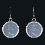 Dusty Blue Peacock Flourish Personlig Earrings Örhängen<br><div class="desc">Anpassa en unik gåva till dina brudtärnor med en uppsättning Dusty Blue Peacock Flourish Personlig Earrings. Arkeringskonstruktionen har en elegant som är försedd med blommor. Anpassa med namn i dina brudar. Ytterligare bröllop-kontorsmaterial och presenter som finns tillgängliga med den här utformningen också.</div>