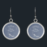 Dusty Blue Peacock Flourish Personlig Earrings Örhängen<br><div class="desc">Anpassa en unik gåva till dina brudtärnor med en uppsättning Dusty Blue Peacock Flourish Personlig Earrings. Arkeringskonstruktionen har en elegant som är försedd med blommor. Anpassa med namn i dina brudar. Ytterligare bröllop-kontorsmaterial och presenter som finns tillgängliga med den här utformningen också.</div>