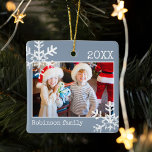 Dusty Blue Photo Gräns White Snöflingor Helgdag Julgransprydnad Keramik<br><div class="desc">Anpassa den här prydnaden med ditt familjefoto och lägg till din familj namn tillsammans med året för denna underbara julkeepé.</div>