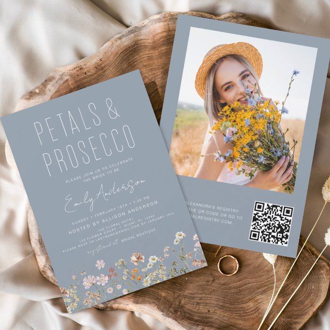 Dusty Blue QR Code Wildblomman Petals & Prosecco Inbjudningar (Skapare uppladdad)