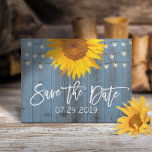 Dusty Blue Rustic Solros Bröllop spara datum Meddelande Vykort<br><div class="desc">Rustic Sunblommor & String Ljus Dusty Blue Barn Bröllop spara datum annonser.</div>