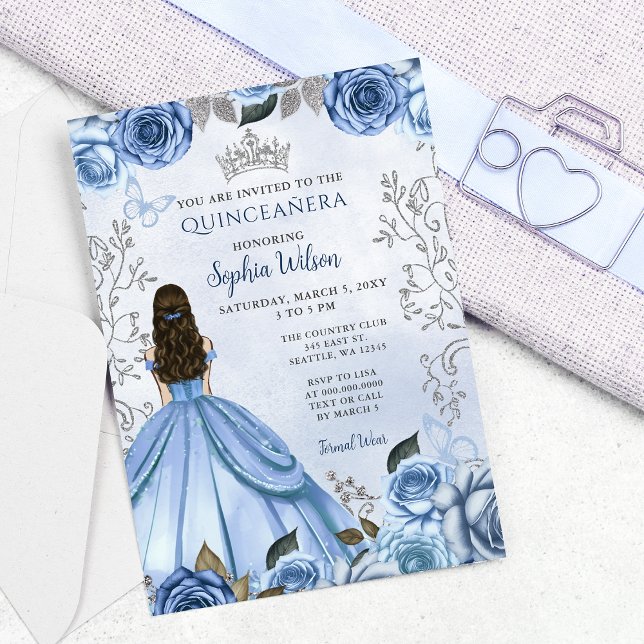 Dusty Blue Silver Blommigt Princess Quinceañera Inbjudningar (Dusty Blue Silver Floral Princess Quinceañera Invitation)