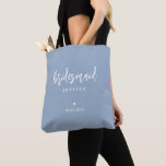 Dusty Blue Simple Modern Bridesmaid Script Tygkasse<br><div class="desc">En enkel,  elegant och modern design för ditt tote bags. De här påsarna är tidslösa nyckelfrågor och kan anpassas helt och hållet. Skicka gärna eventuella förfrågningar eller frågor från anpassad design om du vill ha hjälp med designen via knappen "Meddelande" nedan.</div>