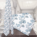 Dusty Blue Small Eucalyptus Sprigs Bröllop Slips<br><div class="desc">En dammblå och vit halslips i bröllop med vattenfärg som målats dammiblåa eucalyptus sprigs i diagonalt mönster,  en perfekt för groom,  marskalkar och bröllopsfest.</div>
