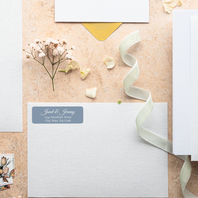 Dusty Blue Stylized Namn Bröllop Returadress Etikett (In Situ Wedding)