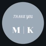 Dusty Blue Tack Monogram Classy Bröllop Runt Klistermärke<br><div class="desc">Tryckt med monogram initialer (som du kan redigera,  ändra och anpassa) i anpassningsbar dammiga blå färg med anpassningsbar tack för ditt budskap!</div>