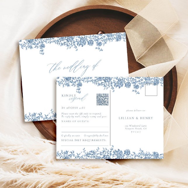 Dusty Blue Toile Ro Elegant QR Bröllop Response Vykort (dusty blue wedding rsvp postcard qr toile de jouy chinoiserie french vintage floral frame modern)