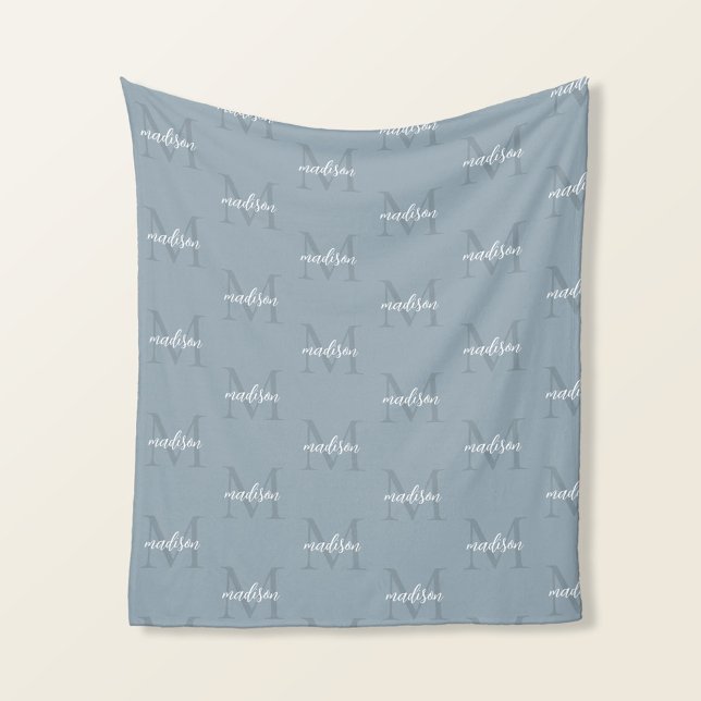 Dusty Blue Upprepande Monogram Personlig Namn Fleecefilt (Skapare uppladdad)