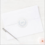 Dusty Blue Wandan Monogram Elegant bröllop Runt Klistermärke<br><div class="desc">Elegant bröllop-klistermärken som har en ren och tidlös utformning med ditt monogram inuti en vapensköld för krans. Dessa klistermärken är underbara som kuvertförseglingar eller bröllopsfavoriter.</div>