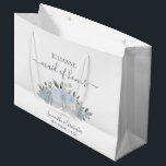 Dusty Blue Watercolor Blommigt Bröllop Maid of hon<br><div class="desc">Denna vackra presentväska är designad för maid of honor vid bröllop. Den har en vacker boho-chic med ett kluster av dammigt blått ro och blommar som är bundna med en vit satängbuk. Det finns plats för hennes namn, parets namn och datumet i bröllop. Underbart sätt att tacka henne för att...</div>