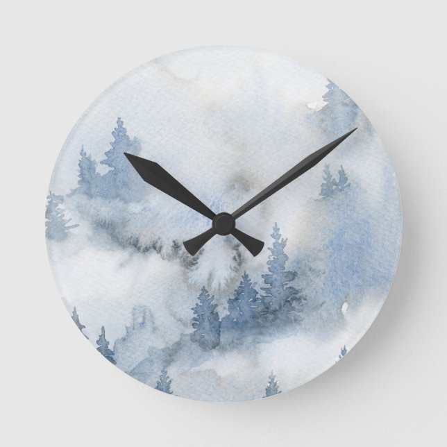 Dusty Blue Watercolor Misty Abstrakt Forest Rund Klocka (Framsida)