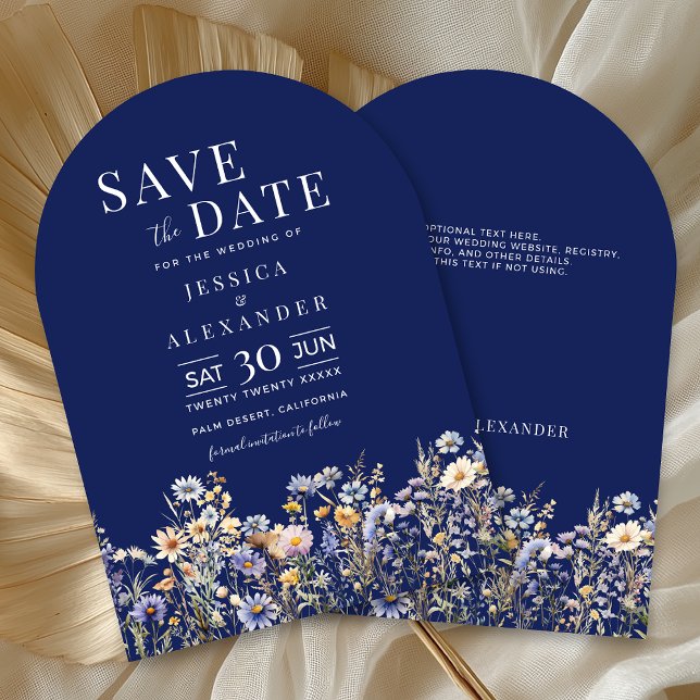 Dusty Blue Watercolor Wildblomman Navy Arch Bröllo Inbjudningar (Dusty Blue Watercolor Wildflower Navy Arch Wedding Invitation with Optional Text on Back.)
