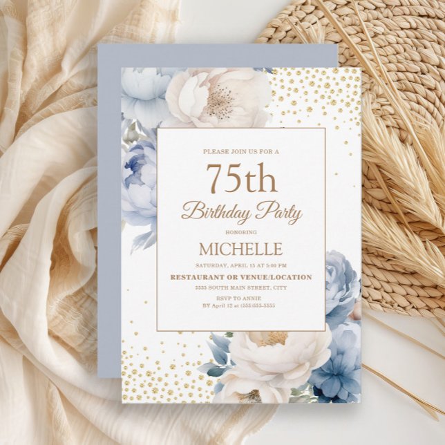 Dusty Blue White Blommigt Guld Glitter 75:e Inbjudningar (Dusty blue and white watercolor floral 75th birthday party invitation)