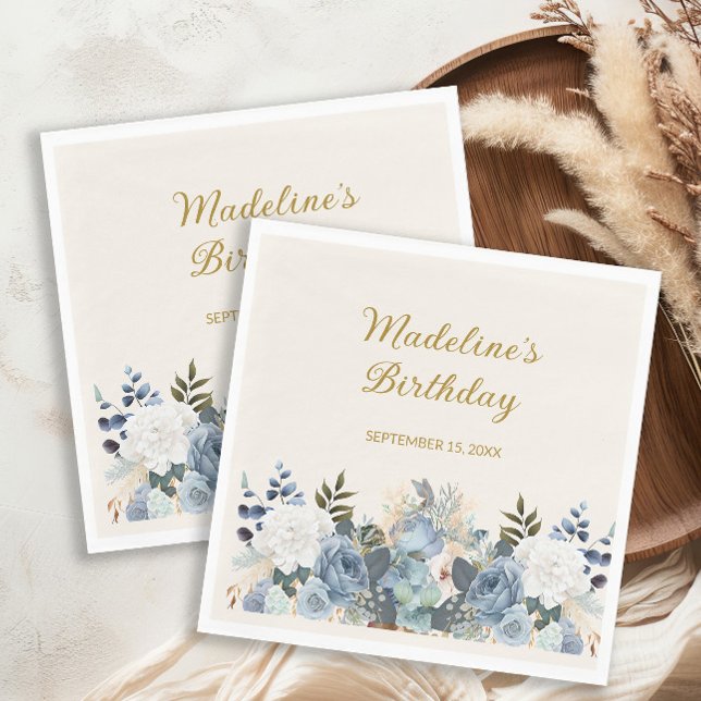 Dusty Blue White Blommigt Guld Grattis på födelsed Pappersservett (Dusty blue watercolor floral birthday party napkins customized with your name and date of party)
