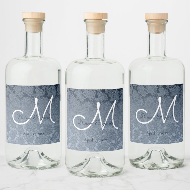 Dusty Blue White Elegant bröllop Monogram Blommigt Spritflaskor Etikett (Flaskor)