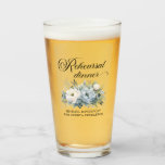 Dusty Blue White Floral Rehearsal Dinner Glaskopp<br><div class="desc">Elegant Rehearsal Middag dricker glas, perfekt för bruden och brudgummen att dela med sig till sina omhuldade gäster. Varje glas har "Rehearsal Dinner" i ett elegant skript, med namnen på briden och triomen elegant visade längst ned. Med vackra, dammiga, blå och vita, vattenfärgade blommor är dessa glasögon utformade för att...</div>