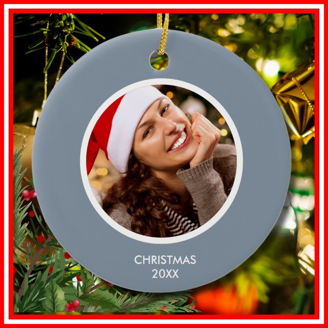 Dusty Blue & White Modern Initialer Monogram PHOTO Julgransprydnad Keramik (Dusty Blue & White Modern Initials Monogram PHOTO Ceramic Ornament)