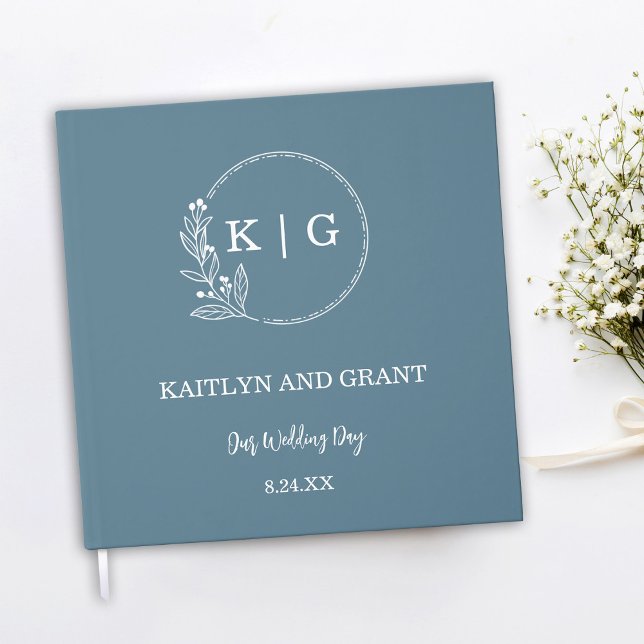 Dusty Blue & White Monogram Bröllop Guestbook Gästböcker (Dusty blue and white wedding guestbook with floral monogram)