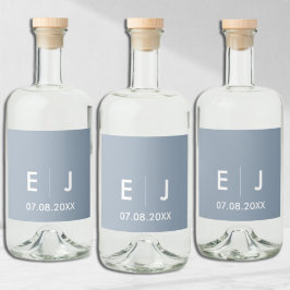 Dusty Blue & White Monogram Bröllop Spritflaskor Etikett