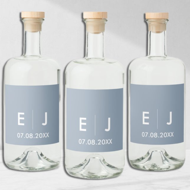 Dusty Blue & White Monogram Bröllop Spritflaskor Etikett (Skapare uppladdad)