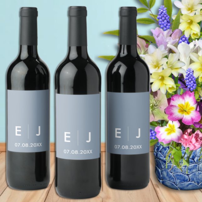 Dusty Blue & White Monogram Bröllop Vinflaska Etikett (Skapare uppladdad)