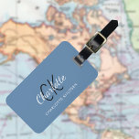 Dusty blue white monogramme bagagebricka<br><div class="desc">Dusty blue bakgrund. Anpassa och lägg till ditt monogram brev,  först namn och fullt på framsidan. Din kontaktinformation på baksidan.</div>