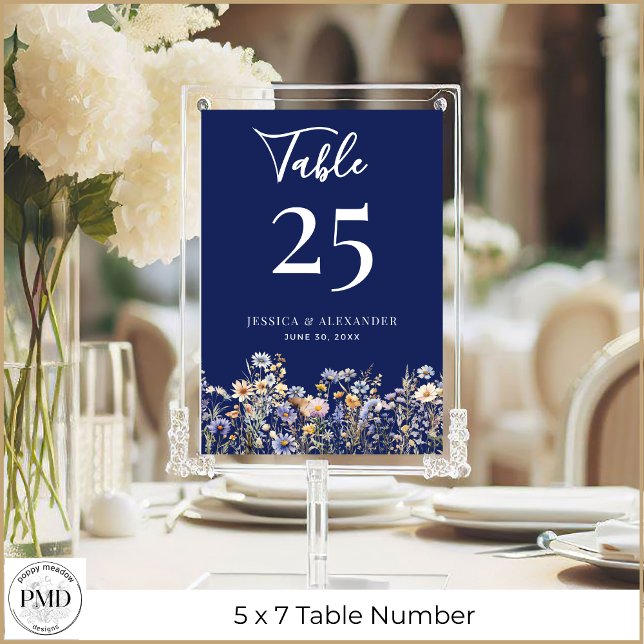 Dusty Blue Wildblomma Bröllop 5x7 Bordsnummer (Dusty Blue Wildflowers Wedding 5 x 7 Table Number with Navy Background, Couple Names, Wedding Date.
)