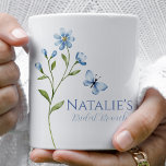 Dusty Blue Wildblomma Personlig Möhippa Kaffemugg<br><div class="desc">Vi presenterar vår Dusty Blue Wildblomme Personlig Möhippa Coffee Mugg! Öka möhippan med det här charmerande kaffe koppar, perfekt för att ge evenemanget lite elegans. Dessa mugg är en vacker påminnelse om kärlek i blomning. Skapa ett mysigt kaffe pub vid möhippan eller använda dem som teman för dina gäster. De...</div>