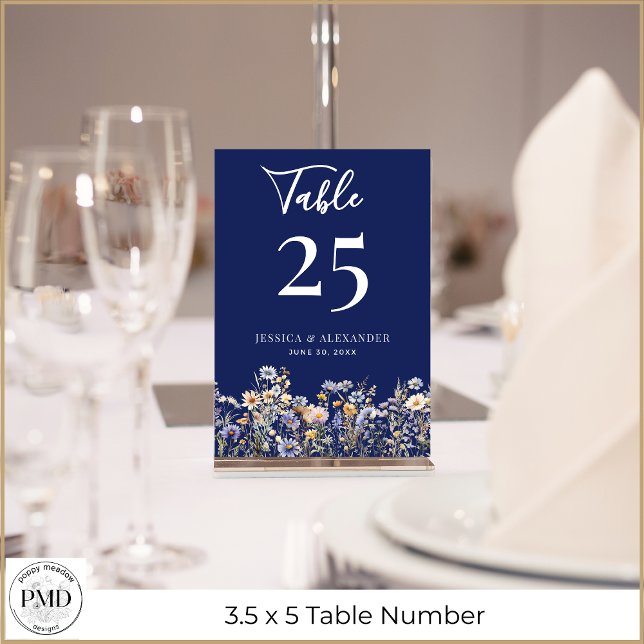 Dusty Blue Wildblommes Elegant Script Navy Bröllop Bordsnummer (Dust Blue Wildflowers Elegant Script Navy Wedding Table Number with Couple Names, Wedding Date.)
