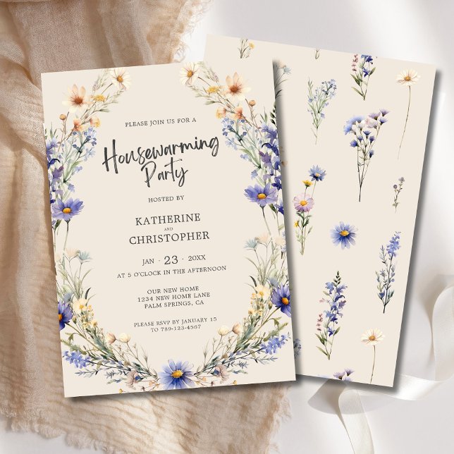 Dusty Blue Wildblommor Anpassningsbar Houseuppvärm Inbjudningar (Dusty Blue Wildflowers Custom Housewarming Party Invitation with Couple's Names and Party Details.)