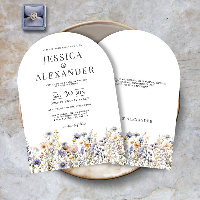 Dusty Blue Wildblommor Elegant Arch Bröllop Inbjudningar (Dusty Blue Wildflowers Elegant Arch Wedding Invitation with Modern Typography, Optional Text on Back)