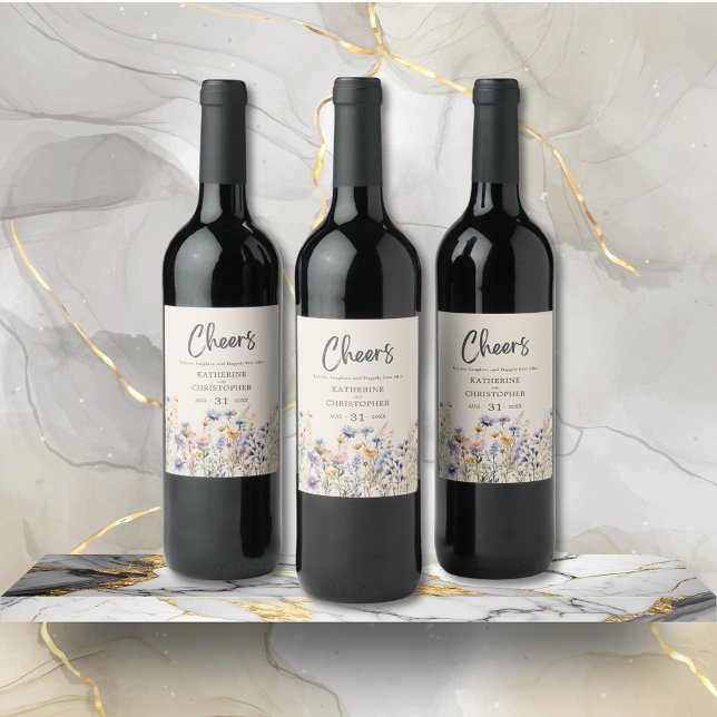 Dusty Blue Wildblommor Elegant Cheers Bröllop Vinflaska Etikett (BOHO Wildflowers Cheers Wedding Wine Bottle Label with blue & yellow flowers, wedding details.)