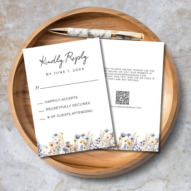Dusty Blue Wildblommor Elegant QR Code Bröllop OSA Kort (Dusty Blue Wildflowers Elegant Script Wedding RSVP Card with QR Code, Wedding Website.)