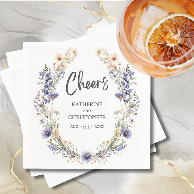 Dusty Blue Wildblomsbröllop Mottagningstost Pappersservett (Cheers Dusty Blue Wildflower Wedding Reception Cocktail Napkin with Couple Names, Date.)