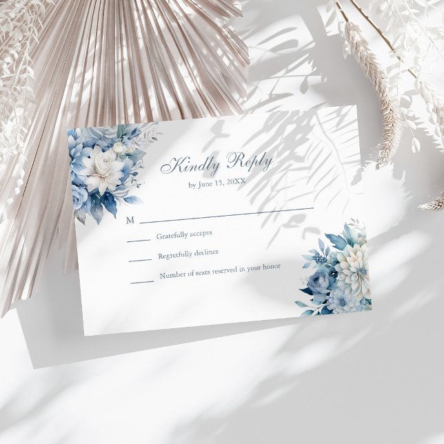 Dusty Blue Wildflower Wedding RSVP White Back OSA Kort (Dusty Blue Wildflower Wedding RSVP White Back Card on a sunny table with neutral dry botanicals)