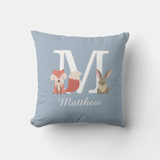 Dusty Blue Woodland Animals Monogram Initial Kudde (Framsida)