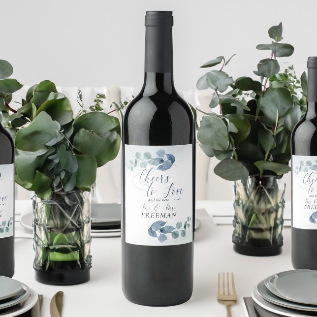 Dusty Eucalyptus Cheers till Kärlek Bröllop Vinflaska Etikett (Cheers to Love wedding wine bottle labels from Dusty Eucalyptus wedding collection)