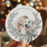 Dusty Grönt Julfrö Utandning Foto Runt Klistermärke<br><div class="desc">Helgdag fotodekal med en enkel julkrans. Om du vill ha en mer avancerad anpassning av den här designen klickar du på knappen DESIGN VERKTYG ovan!</div>