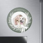 Dusty Grönt & White Simple God Jul-andedräkt Foto Magnet<br><div class="desc">Helgdag fotomagnet med en enkel julkrans. Om du vill ha en mer avancerad anpassning av den här designen klickar du på knappen DESIGN VERKTYG ovan!</div>