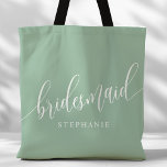 Dusty Mint Bridesmaid Modern Script Tygkasse<br><div class="desc">Visa din uppskattning för brudens sida med den här snyggt dammiga grönten brud till väskan. Den här väskan är både praktisk och elegant med dagens skript och anpassade med ditt brudgumms namn. Den mjuka utformningen av färg och chic gör det till en perfekt att bära med sig bröllopsdagar eller vardagsföremål....</div>