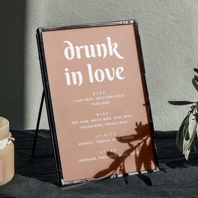Dusty Peach Beige Bröllop Pub Sign | Drunk i Kärle Poster (Skapare uppladdad)