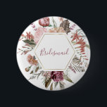 Dusty Ro Bridesmaid Button Knapp<br><div class="desc">Den här tidslättsliga,  romantiska designen har en blommigt bukett med mjukt färg och botaniska accenter. Du kan redigera alla aspekter av den här designen (teckensnitt,  storlek text eller blommigtens accenter flyttat/tas bort) för att passa dina behov. Kontakta mig om du behöver hjälp med den här designen</div>