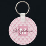 Dusty Ro Damask Snöre Mönster Monogram och Namn Nyckelring<br><div class="desc">Den här vackra nyckelkedjan har ett klassiskt vitt dammmönster över en dammig ro eller rosa bakgrund. Utformningen är personlig med ett första brev i monogrammet och ett anpassade namn för ett enkelt utseende,  men ändå elegant. Perfektens gåva till alla kvinnor som vill ha en nyckelkedja för personlig.</div>