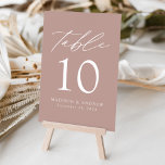 Dusty Ro Modern Elegance Bröllop Bordsnummer<br><div class="desc">Trendig, minimalistiskt kort för bröllop-bordsnummer med vit, modern stil med "Bord" i ett modernt kalligrafiskt skript. Utformningen har en dammig bakgrund i ro eller färg efter eget val. Utformningen upprepas på baksidan. Så här beställer du korten för bord: lägg till ditt namn, datum för bröllop och bordsnummer. Lägg till varje...</div>