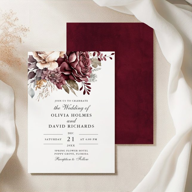 Dusty Ro och Burgundy Blommigt Boho Bröllop Inbjudningar (Dusty Rose and Burgundy Floral Boho Wedding Invitation on a silk tablecloth.)