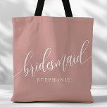 Dusty Ro Rosa Bridesmaid Modern Script Tygkasse<br><div class="desc">Visa din uppskattning för brudens sida med den här snyggt dammiga ro rosa-bruden till väskan. Den här väskan är både praktisk och elegant med dagens skript och anpassade med ditt brudgumms namn. Den mjuka utformningen av färg och chic gör det till en perfekt att bära med sig bröllopsdagar eller vardagsföremål....</div>